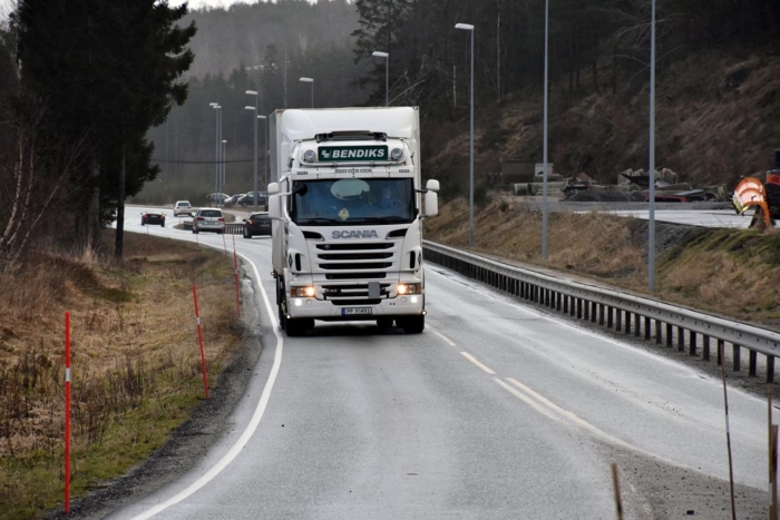 Det er her Elen trives best – ute på vegen bak rattet på en Scania. Helst med en V8-motor under setet. Foto: Stein Inge Stølen