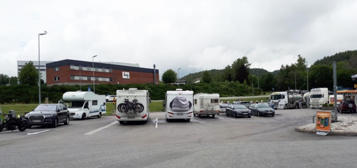 SKAPER IRRITASJON: Det er ikke bare bobiler og campingvogner som har parkert på døgnhvileplasser i sommer. Privatbilister har også benyttet plassene som er satt av til tungbiltransport. Foto: Henning Hansen