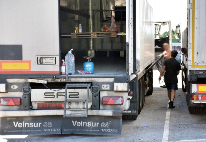 «Daniel» er slett ikke den eneste sjåføren fra J. Carrion som må leve på denne måten. Gjennom hele vinteren og sommeren bor det rumenere i selskapets lastebiler på døgnhvileplasser rundt hovedstaden. Foto: Stein Inge Stølen