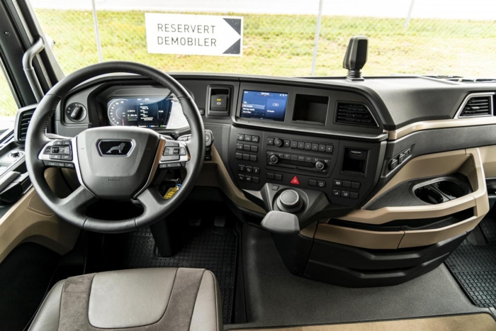 INTERIØRET: Den nye lastebilfamilien har fått et helt nytt infotainmentsystem. Kunden kan velge mellom forskjellige skjermløsninger, og i de best utstyrte utgavene kan sjåføren styre alle funksjoner ved hjelp av et dreibart og trykkbart hjul med høyre hånd, uten å ta blikket bort fra veibanen. Foto: Jamieson Pothecary