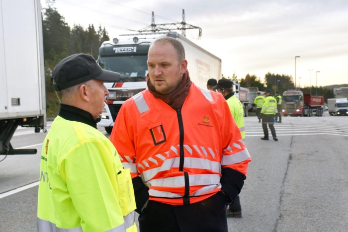 Seksjonsleder Erik Wolff oppdaterer samferdselsministeren på de største utfordringene de står overfor på kontrollplassen. Foto: Stein Inge Stølen