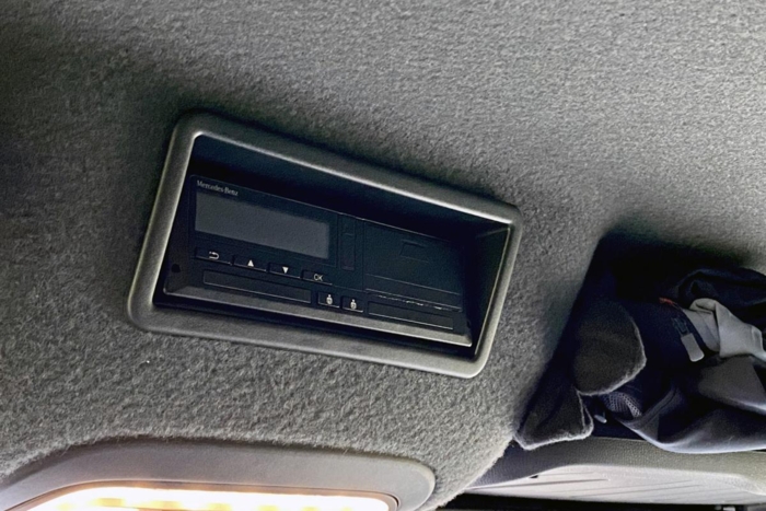 Fartskriver er på plass, slik det skal være på alle kjøretøykombinasjoner i godstransport med totalvekt over 3,5 tonn. Foto: Stein Inge Stølen