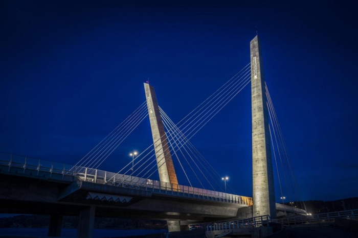 – Inspirasjonen til prosjektet var å gi broen et enklere uttrykk ved at den gjøres om fra en massiv betongkonstruksjon til et behagelig visuelt element i landskapet på kveldstid, sier lysdesigner Kathrine Hjelmeset, som har gjort lysdesignet for Rambøll på Farrisbrua. Foto: Rambøll