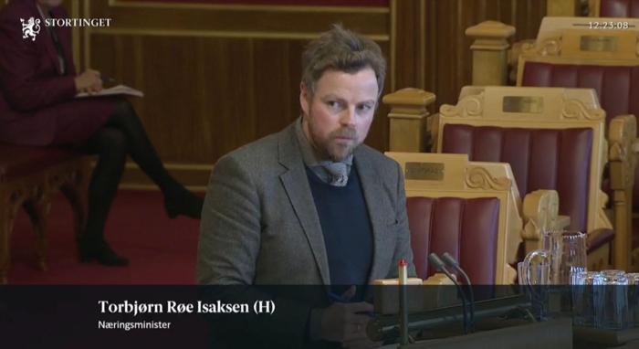 Her står Torbjørn Røe Isaksen på talerbenken 24. oktober i fjor, da han sist ble konfrontert med regelbruddene i Bring Trucking. Foto: Skjermdump, NRK