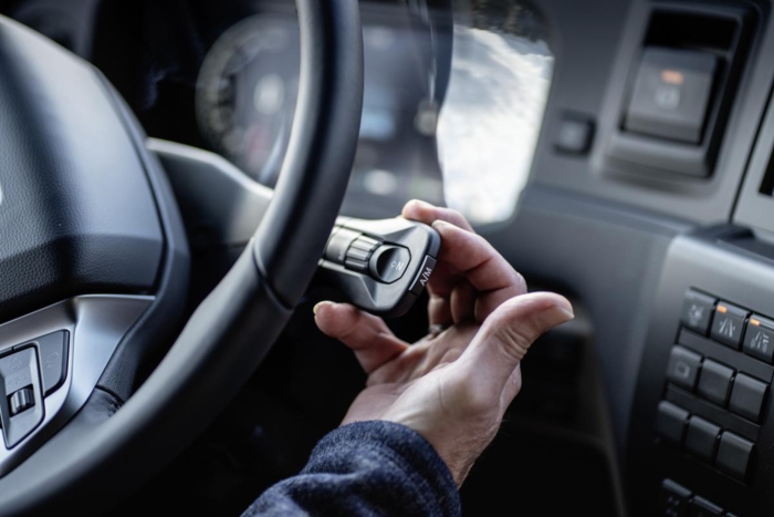 ENKLERE: All betjening av det automatiserte girsystemet skjer nå på denne rattstammehendelen. Foto: MAN