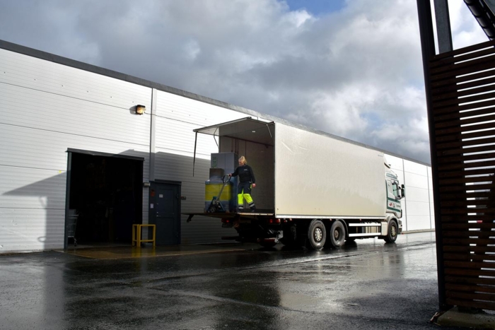 Vel fremme ved Europris i Evje leveres varene trygt på døra. Det var også her hun leverte på sin aller første solotur bak lastebilrattet. Foto: Stein Inge Stølen