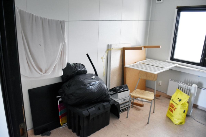 Selv om overnattingsfasilitetene ikke akkurat er spesielt innbydende, kan kyniske transportører formelt si at de følger reglene, selv om sjåførene forståelig nok nekter å overnatte der. Foto: Stein Inge Stølen