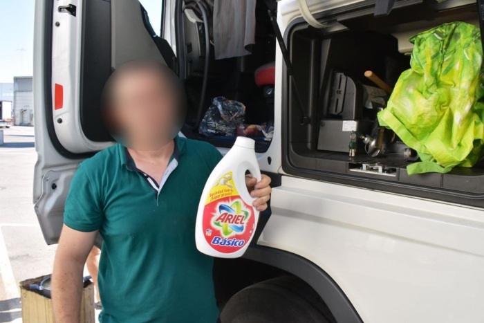 «Daniel» passer alltid på å ha med seg håndvaskemiddel. Vasken foregår for hånd på offentlige toaletter før de tørkes på motorluka. Foto: Stein Inge Stølen