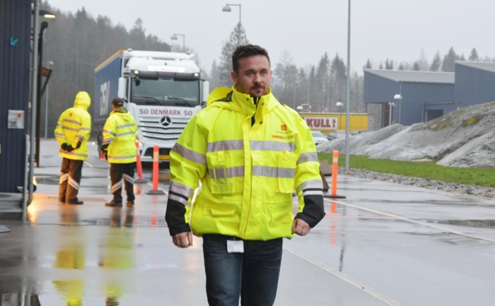 STORFANGST: Fagleder Ronny Lindesteg og hans kolleger har skevet ut brikke-bøter for 1,5 million kroner på ett døgn. Foto: Stig Odenrud