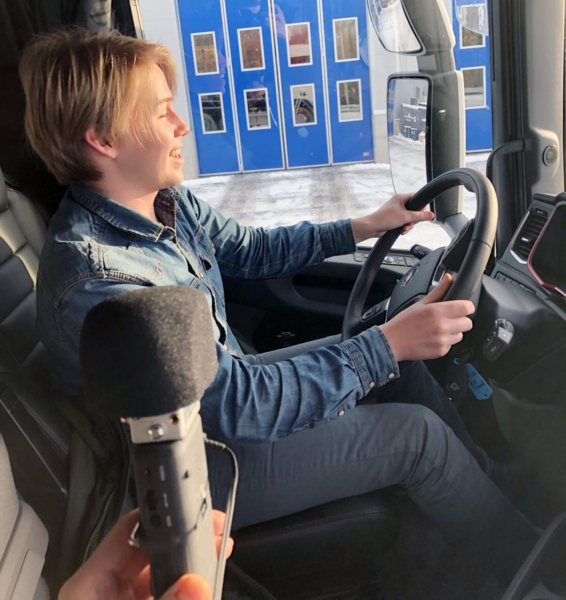 Tobias L. Handeland i Rød Ungdom klarte ikke å skjule smilet når han fikk fart på Scaniaen. Hør reaksjonene på podcasten «Du skal kjøre mye»! Foto: Knut Gravråk