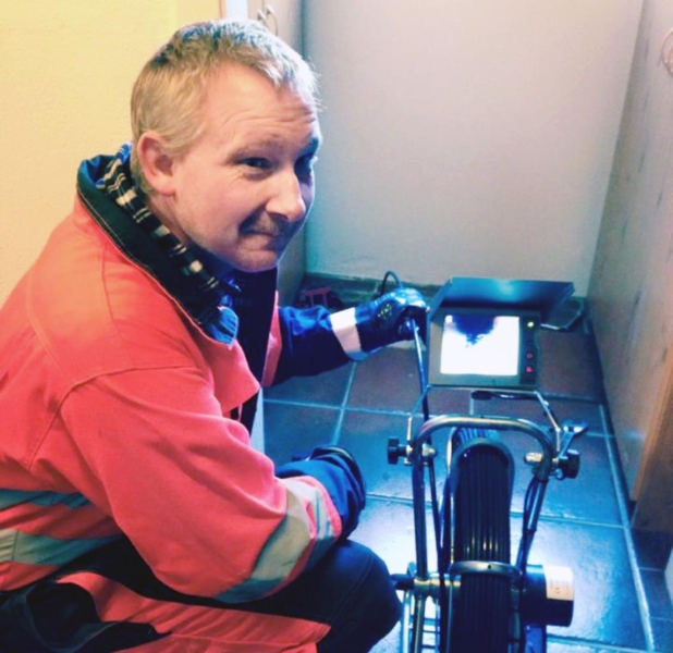 Nå bruker Bærum Septik & Transportforretning moderne teknologi ute på oppdrag. Her sender Morten ned et kamera for å inspisere rørene. Foto: Privat