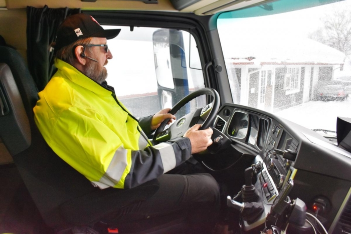 Jan Bruskerud har vært lastebileier siden 1976 og gir seg som bedriftsleder fra nyttår. Men han vil fortsatt være å finne bak rattet på tømmerbilene. Foto: Stein Inge Stølen