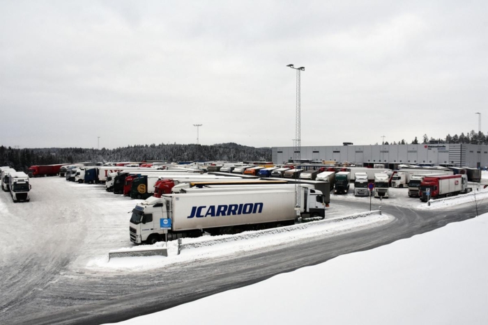 J. Carrions sjåfører leverer frukt til Norge året rundt, og har gjort dette i en årrekke. Her fra Fugleåsen døgnhvileplass i januar. Foto: Stein Inge Stølen