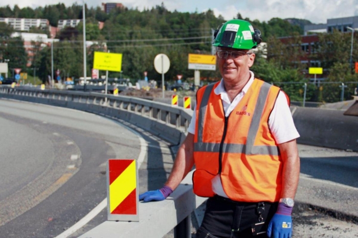 Arild Eckhoff ved Isachsen Anlegg AS har 46 års erfaring med arbeid langs veg. Foto: Cecilie Foss, Statens vegvesen