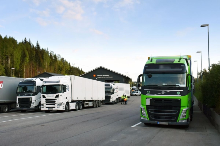 Et høyt antall lastebiler ble stoppet for utvidet kontroll. Mange av disse fikk kjøreforbud. Foto: Stein Inge Stølen
