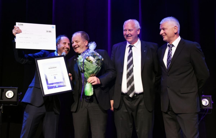 Fylkesleder i Hordaland, Torgils Rogne, mottok NLF og Ifs trafikksikkerhetspris på vegne av vinneren System Trafikk AS. Fra venstre: Konferansier Harald Rønneberg, Torgils Rogne, forbundsleder i NLF Tore Velten og Ottar Sefland fra If. Foto: Stein Inge Stølen