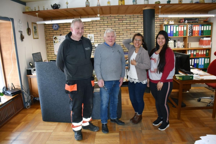 Sønnen Morten startet i bedriften som 12-åring, akkurat som faren Thorbjørn. I dag bidrar også Mortens kone Chalee og datteren Nicha til at butikken går rundt. Foto: Stein Inge Stølen