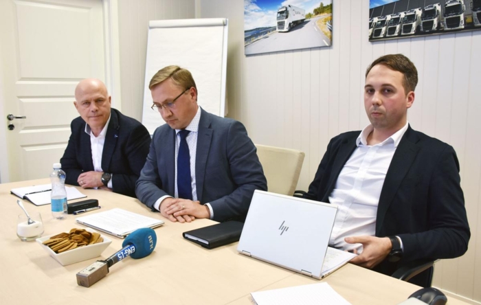 Under en pressekonferanse 18.11.2019 erkjente Vlantana Norge at det har foregått feilregistrering av arbeidstimer. Fra venstre: Styremedlem Vladas Stoncius Senior, aksjonærrepresentant Tomas Stonys og styreleder Vladas Stoncius Junior. Foto: Stein Inge Stølen