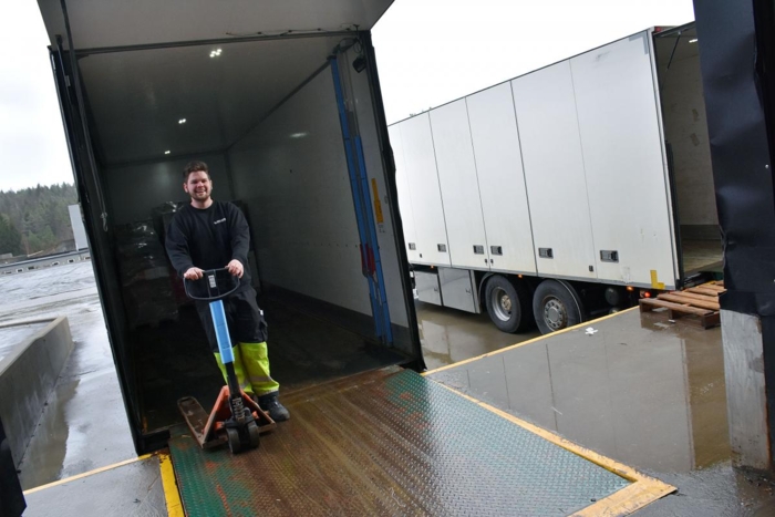 Christian Jacobsen føler seg svært godt ivaretatt hos Bendiks Transport. Foto: Stein Inge Stølen
