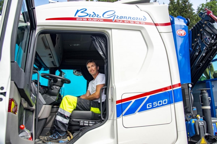 KRANBIL: Til daglig kjører Hans Christian en Scania G500 kranbil. Foto: Jamieson Pothecary