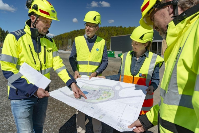 NYTTIG BEFARING: Fra venstre prosjektleder NCC, Anders Johansen, senior account manager Circle K, Chris Gregers, manager segment marketing Circle K, Tanja Angelsen Berg, og markedsdirektør NLF, Kjell Olafsrud inspiserer anleggets planløsning. Foto: Jamieson Pothecary
