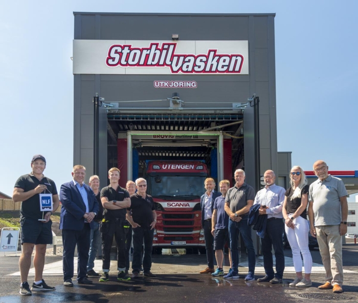 PÅ DEN OFFISIELlE ÅPNINGEN: Fra venstre Emil Berg Ulleberg, Geir A. Mo, Morten Utengen, Stian Ulleberg, Roger Andersen, Finn Utengen, Kjell Olafsrud, Per Einar Sand, Bent Pedersen, Roy N. Wetterstad, Ann Therese Kristoffersen og Per Madsen. Foto: Jamieson Pothecary