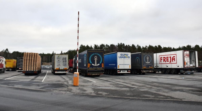 Det var tidvis kaotisk på kontrollområdet når det etter hvert fylte seg opp av lastebiler med kjøreforbud. Foto: Stein Inge Stølen