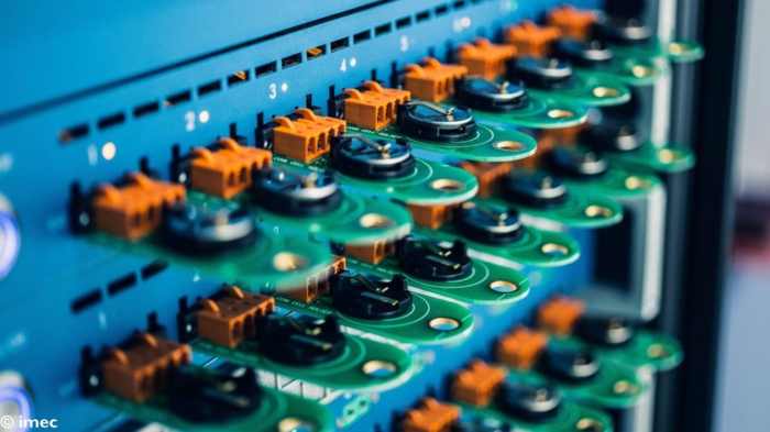 Bildet viser detaljer fra Imecs ferskeste faststoffbatteri med over dobbel kapasitet i forhold til et tilsvarende litium-ionbatteri. Det belgiske selskapet hevder at de innen 2024 vil kunne tilby batterier med firedobbel kapasitet og med fullading på under en halvtime. Foto: Imec