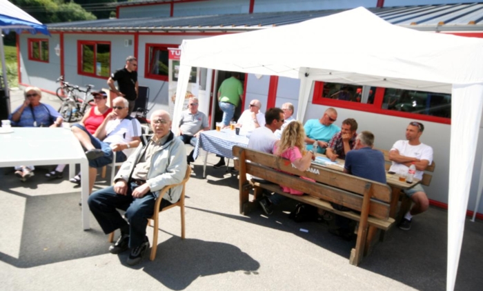 Publikum kosa seg i sola. Fleire hundre var innom messa i Aurland.