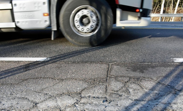 Sløyfene som ligger i bakken er stedvis svært nedslitte og leverer upålitelige data. I tillegg kan det ifølge Vegvesenet være problemer med selve registreringsutstyret og målenøyaktigheten. Foto: Stein Inge Stølen