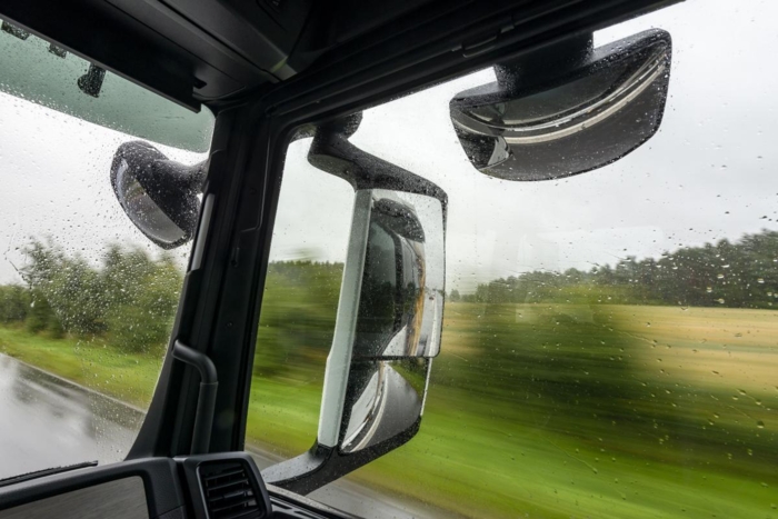 IKKE DIGITALT ENNÅ: Enn så lenge er det tradisjonelle speil som gjelder med MAN TGX. Men digitale speil kommer i løpet av kort tid. Foto: Jamieson Pothecary