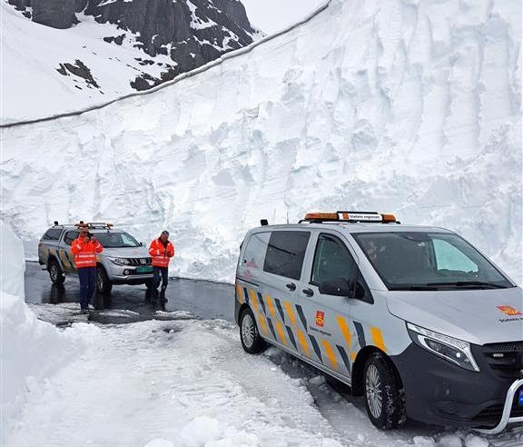 HAUKELI 1: På omkjøringsvegen over Dyrskar er brøytekantene nå nesten 15 meter høye. Foto: Ingmar Ulvenes, Statens vegvesen.