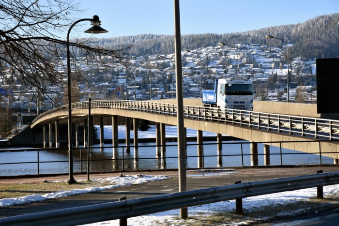 Kom, bli med: Livet ute på vegen er både variert og spennende. Han anbefaler alle som vurderer yrket å bli med en sjåfør en dag eller to. Foto: Stein Inge Stølen