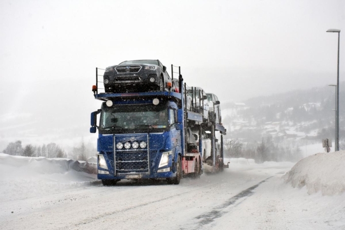 Tunge kjøretøy trives best på bare veger. Men flere strekninger har nå fått endret status til vinterveg, som betyr at det ikke er krav om snø- og isfri vegbane. Illustrasjonsfoto: Stein Inge Stølen