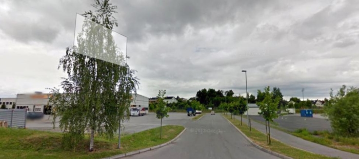 HER: Vogntoget sto parkert ved Dekkmann på Hamar. Foto: Google