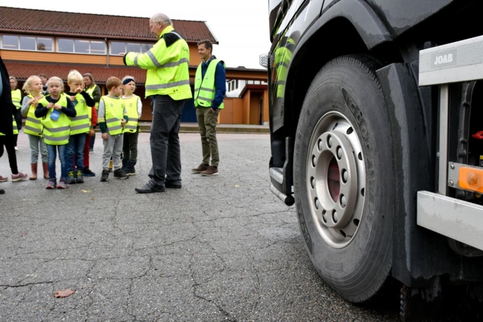 Blindsonene rundt lastebilen er store. Dette er viktig kunnskap for barn som begynner å ferdes i trafikken. Foto: Stein Inge Stølen