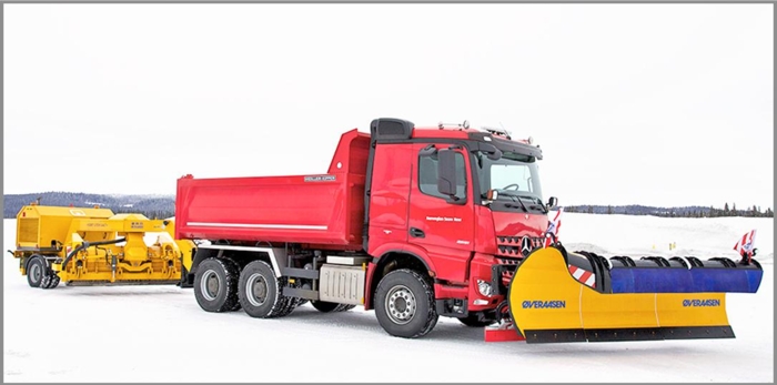 HELE DONINGEN: Plog foran og feiemasnin bak. Foto: Øveraasen