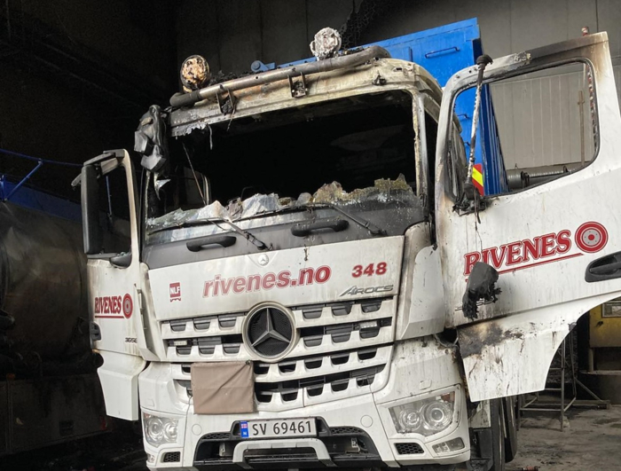 ENORM EKSPLOSJON: Skadene var enorme etter eksplosjonen. Her er bilen etter at brannen inne hos Returkraft var slukket. Foto: Privat