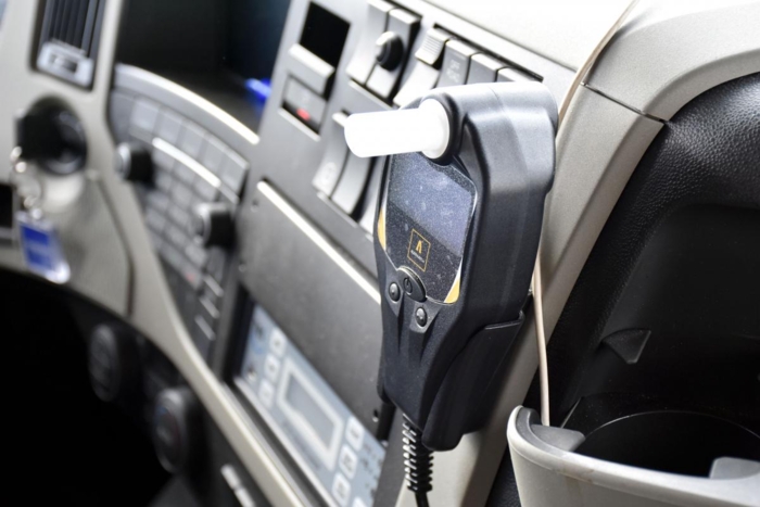 Enheten kan plasseres på flere steder, men Miniekspress har valgt denne løsningen i dashbordet. Det er også installert et eget indikatorlys i knappepanelet. Foto: Stein Inge Stølen