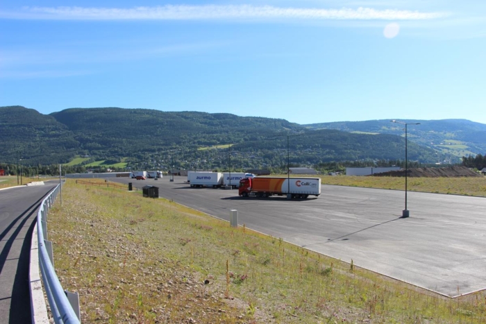 Døgnhvileplassen har god plass og er vakkert og strategisk beliggende på Vinstra vegpark langs E6 i Gudbrandsdalen. Foto: Statens vegvesen