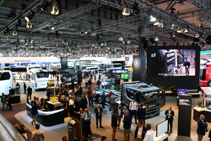 Scania er godt representert på IAA. Dette er forøvrig bare én av totalt 14 haller på messen. Det tar litt tid å komme seg gjennom samtlige. Foto: Stein Inge Stølen