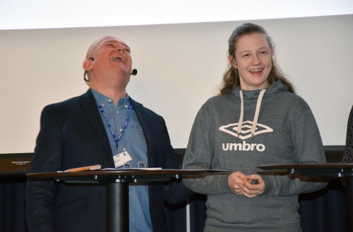 Det blir aldri kjedelig med Jan Erik Larssen på scenen, og latteren satt løst også i dette segmentet. Foto: Stein Inge Stølen