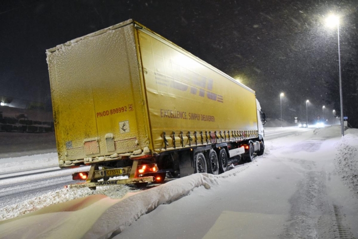 Den bulgarske lastebilen var slett ikke alene om å stå fast denne morgenen. Foto: Stein Inge Stølen