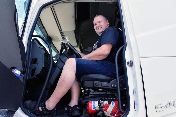 Med hele 52 års erfaring har Helge Antonsen sett det meste som går an å se fra førersetet. Foto: Stein Inge Stølen