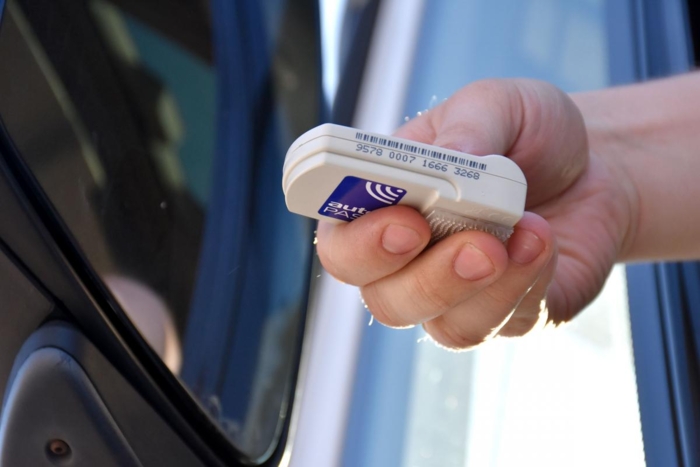 Stadig flere ferjesamband belastes over AutoPASS-brikken. Men i motsetning til bompenger, som er momsfritt, skal det beregnes 12% MVA på alle ferjebetalinger. Illustrasjonsfoto: Stein Inge Stølen