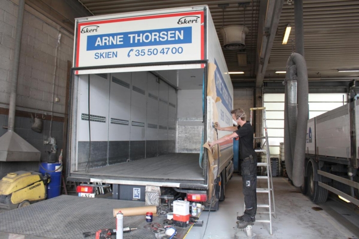 Bedriften har eget verksted for å ta de enkle reparasjonene og skadene. Men større vedlikehold og reparasjoner gjøres av autorisert forhandler. Foto: Roy Hansen