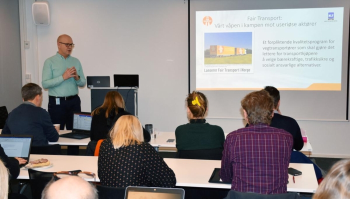 NLFs Jens Olaf Rud forteller fagfolket om verktøykassen som ligger i Fair Transport-konseptet under TØI-seminaret i november. Foto: Stein Inge Stølen