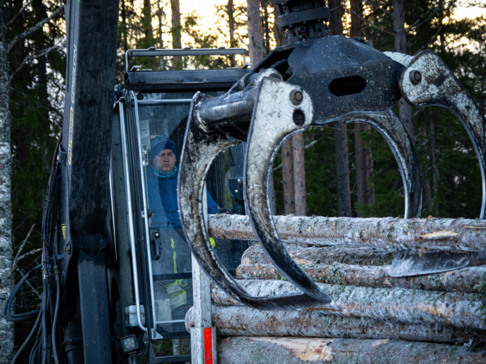 KONSENTRERT: Full konsentrasjon under lastingen. Foto: Jan Egil Sandstad