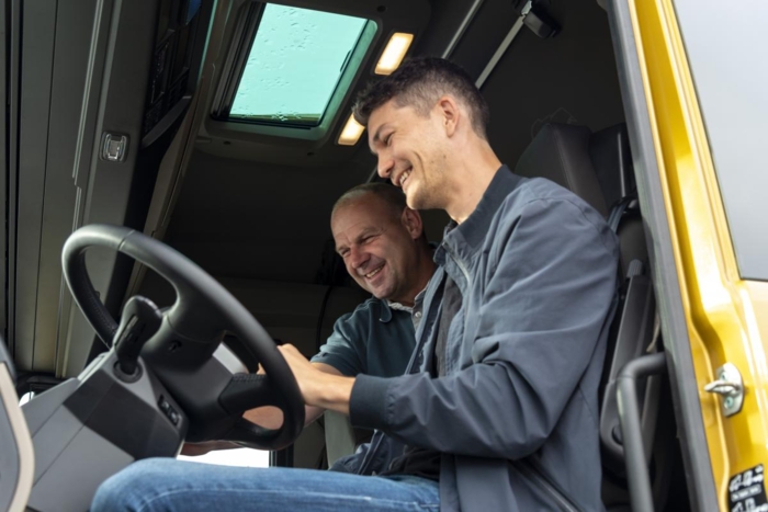 GJENNOMGANG: Testsjåføren Knut Gravråk får en grundig gjennomgang av den nye bilen av Walter Miksch fra MAN. Foto: Jamieson Pothecary