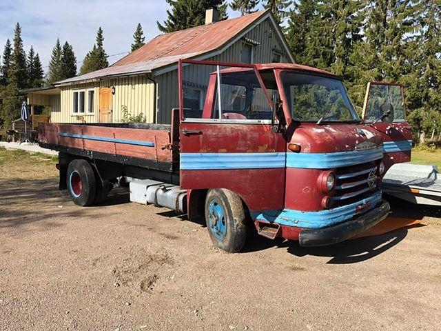 – Det er ikke alle på min alder som har en lastebil registrert på seg selv, sier Hein, og viser frem bilde av sin 1967 Volvo Snabbe. Foto: Privat